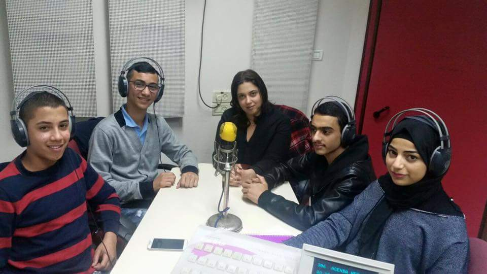 طلاب مدرسة اورط الثانوية من الرملة يشاركون في لقاء صحفي عبر راديو صوت اسرائيل